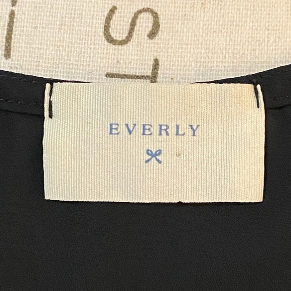 Everly Black Keyhole Blouse - Picture 3 of 3